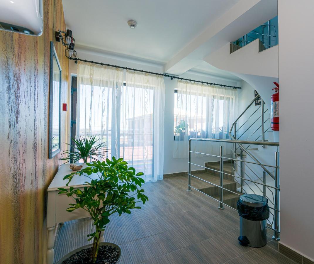 Отель Casa In Culori Вама-Веке Экстерьер фото